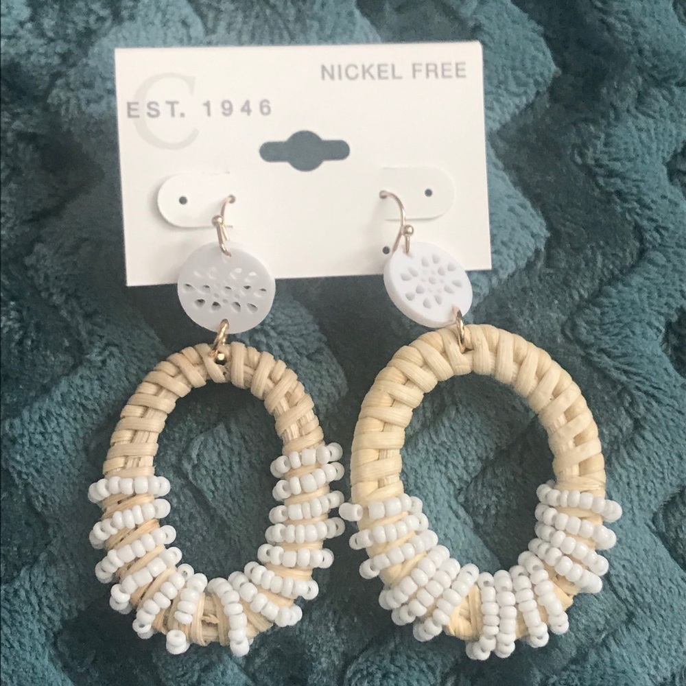 Wicker dangly earrings with white beads - Picture 1 of 4